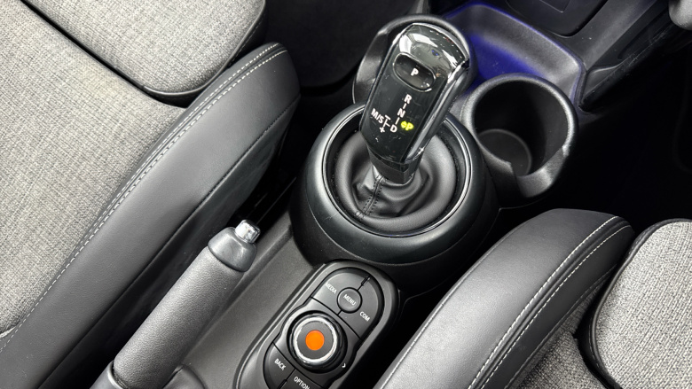 MINI Hatchback 1.5 Cooper II 5dr Auto [Chili Pack] Petrol Hatchback